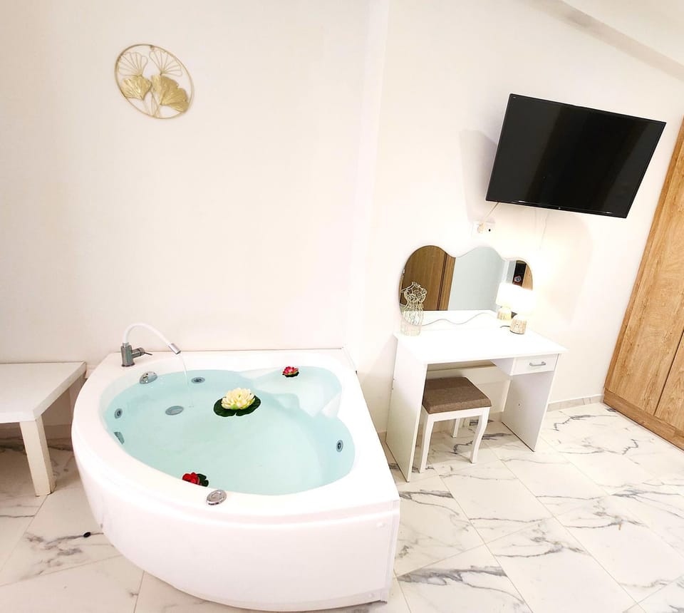 Hot Tub, TV and multimedia, Bath