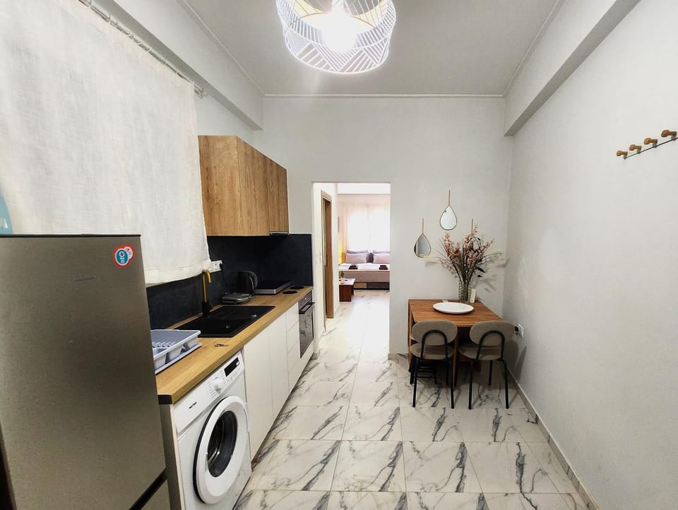 Kitchen or kitchenette, Dining area, oven, washing machine