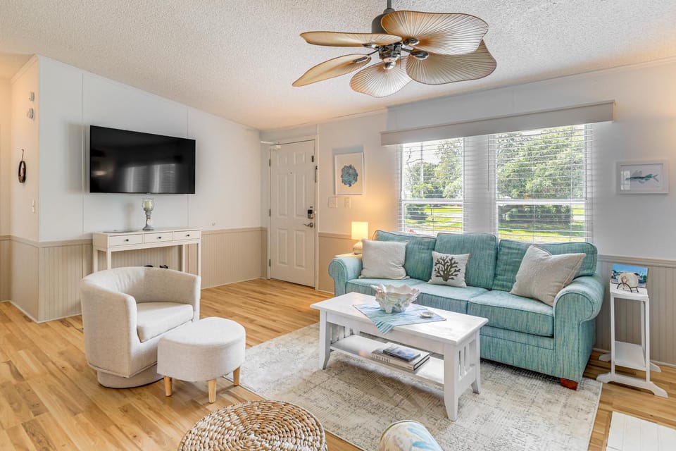2 Blocks to Crystal Coast: Family-Friendly Retreat House in Harkers Island