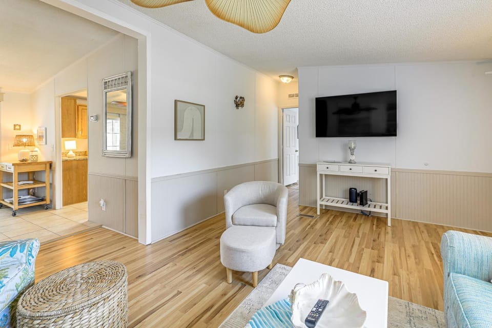 2 Blocks to Crystal Coast: Family-Friendly Retreat House in Harkers Island