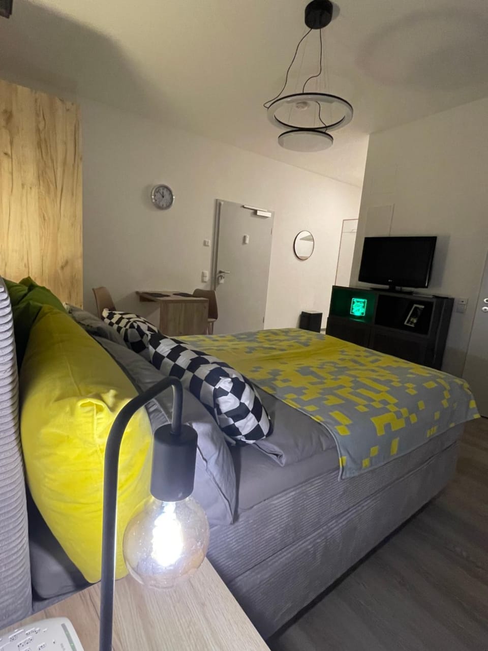 Bed, TV and multimedia, Living room, Photo of the whole room, Seating area, Bedroom