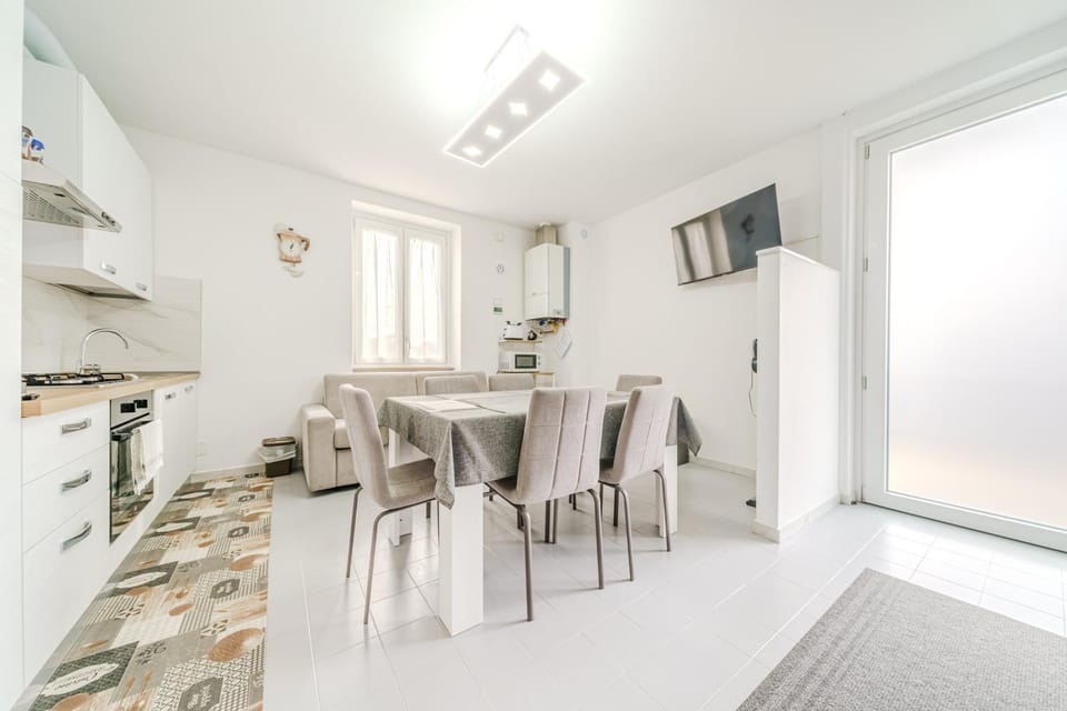 TV and multimedia, Kitchen or kitchenette, Dining area, oven, stove