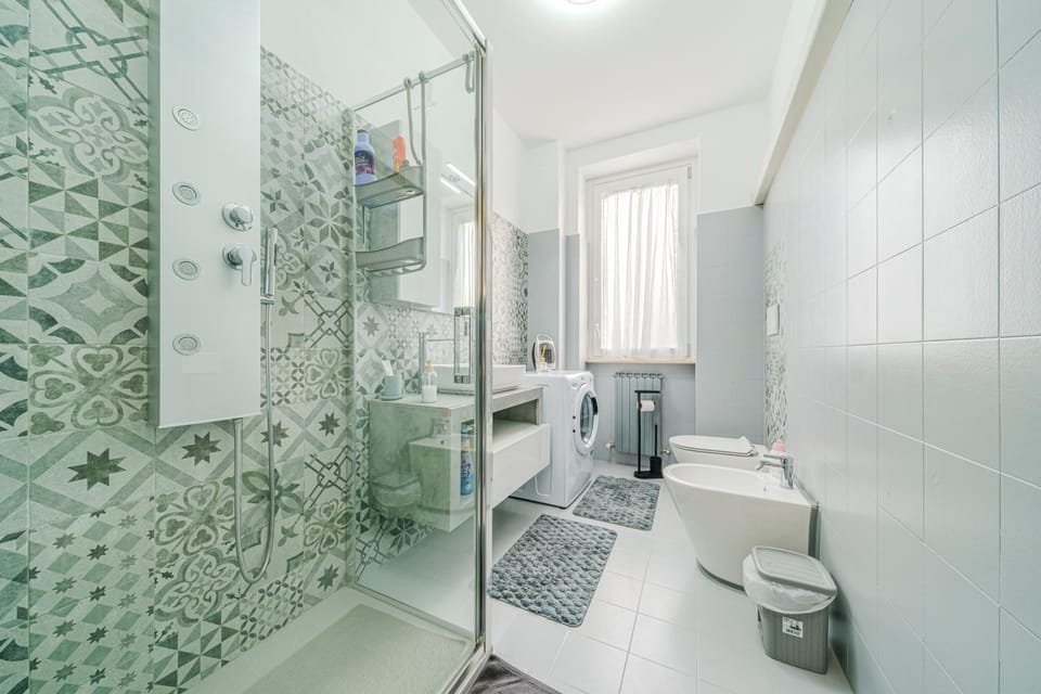 Shower, Toilet, Bathroom, bidet, towels