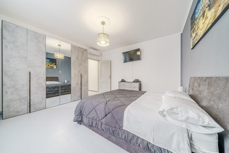 Bed, TV and multimedia, Photo of the whole room, Bedroom, towels, wardrobe