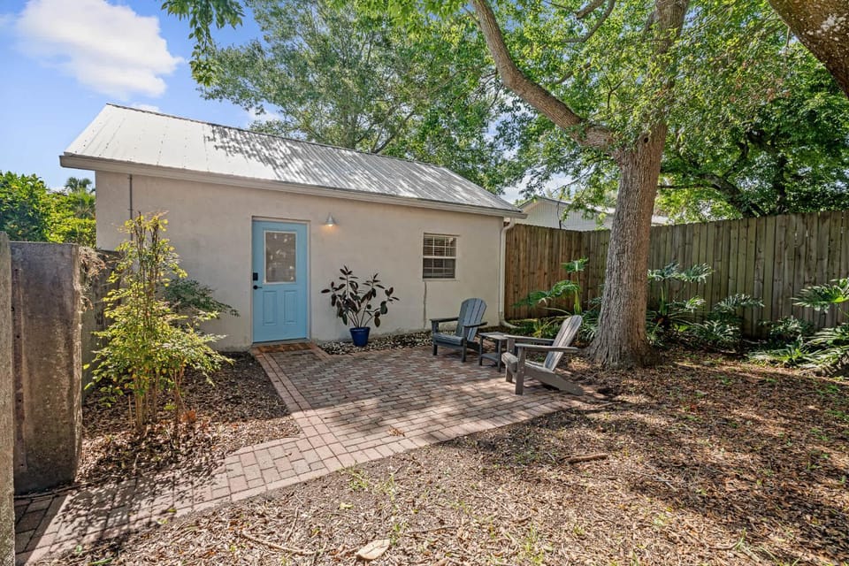 Courtyard Cottage- 15 Min Walk to Downtown Apartment in Saint Augustine