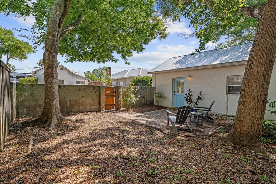 Courtyard Cottage- 15 Min Walk to Downtown Apartment in Saint Augustine