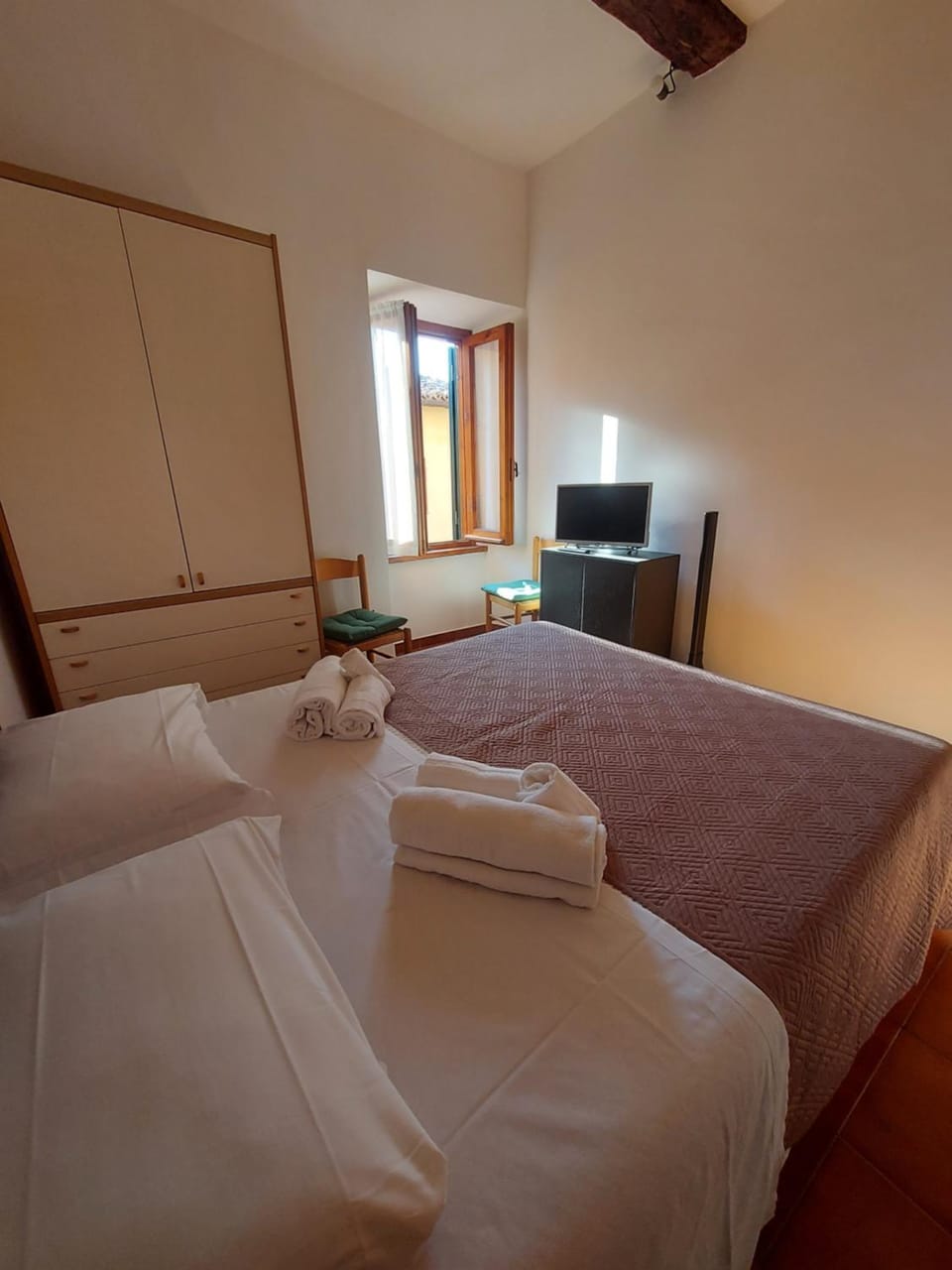 Bed, TV and multimedia, Photo of the whole room, towels