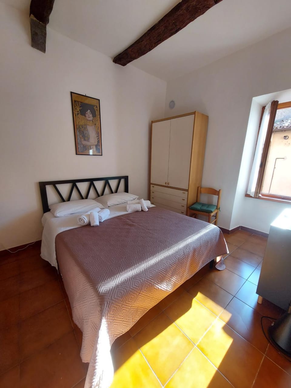 Bed, Photo of the whole room, towels