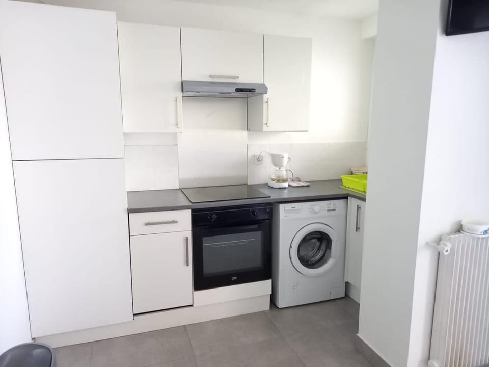 Kitchen or kitchenette, stove, washing machine