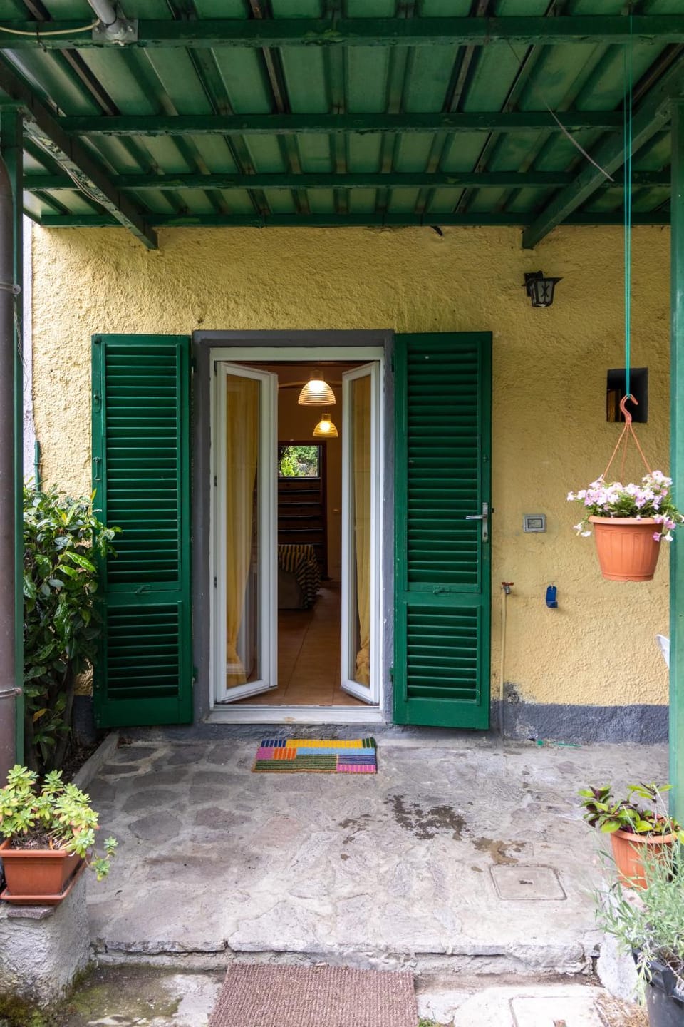 Property building, Day, Garden, Balcony/Terrace