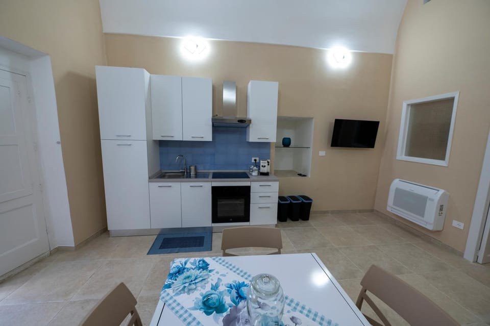 Kitchen or kitchenette, Dining area, oven, stove