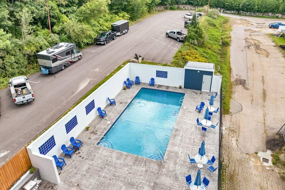 Property building, Day, Pool view, Swimming pool, Parking, sunbed