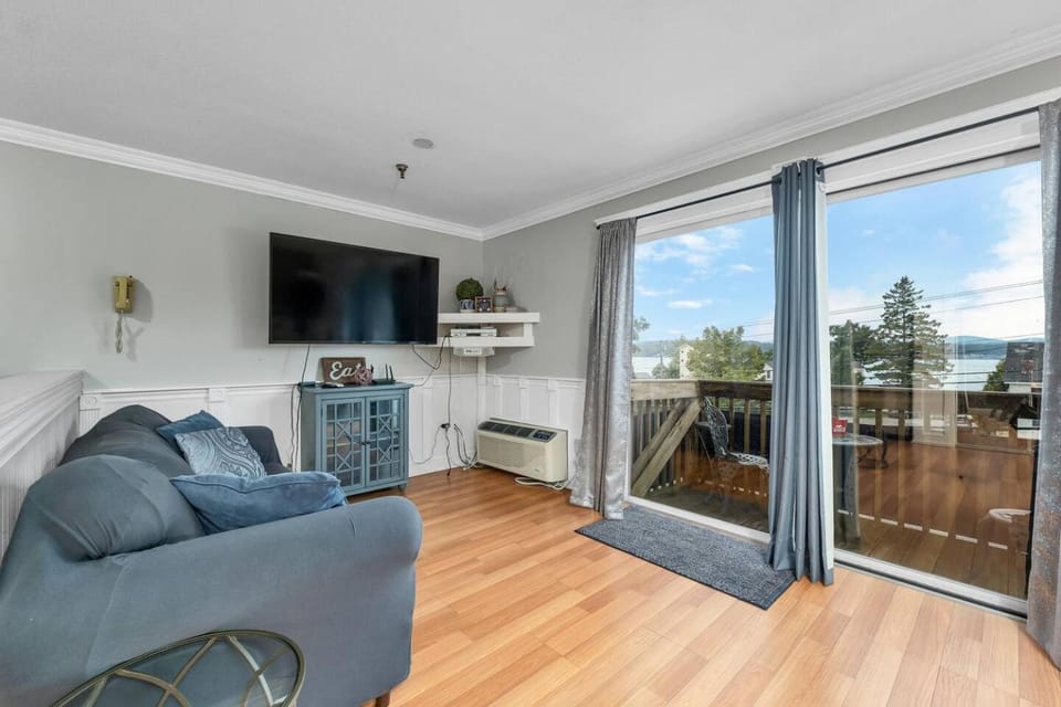 Communal lounge/ TV room, Natural landscape, TV and multimedia, View (from property/room), Balcony/Terrace, Living room, Seating area, Evening entertainment
