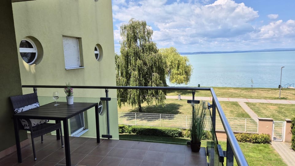 Balcony/Terrace, Lake view