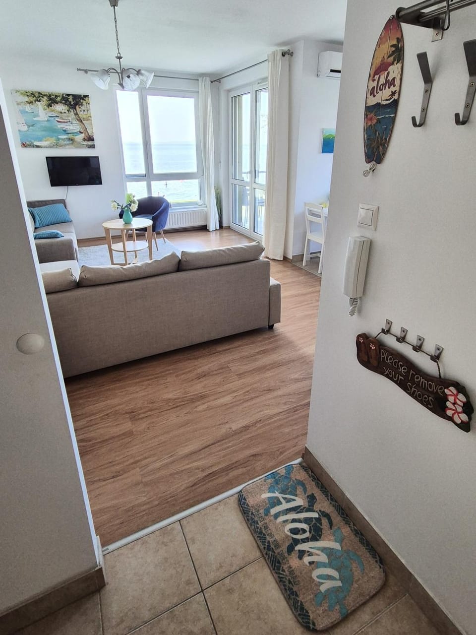 Facade/entrance, Living room, Lake view