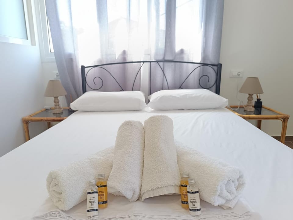 Bed, Bedroom, towels
