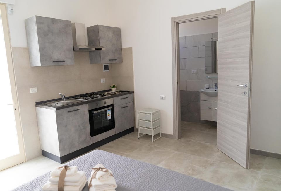 Kitchen or kitchenette, Photo of the whole room, oven, stove