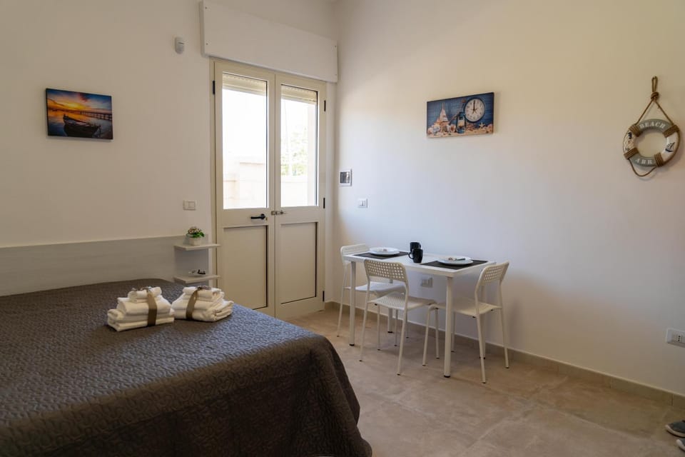 Bed, Living room, Photo of the whole room, Seating area, Dining area, Bedroom