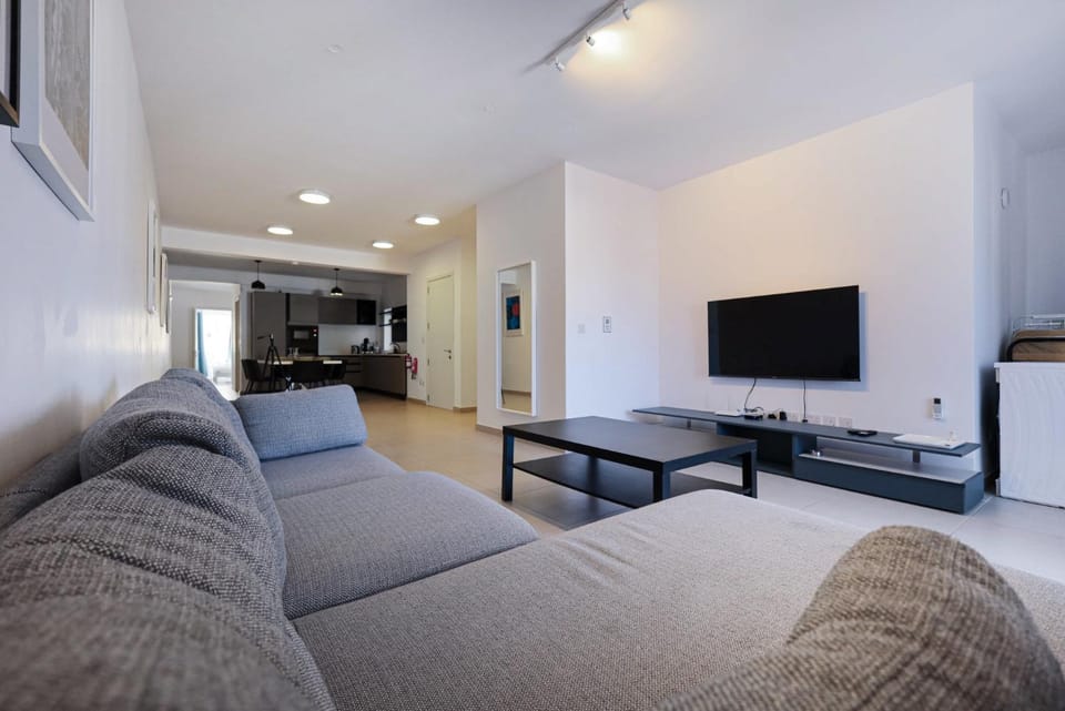 Spacious & Central 3BD Apartment with Front Balcony - Close to Sliema, St Julians, Valletta Apartment in Saint Julians