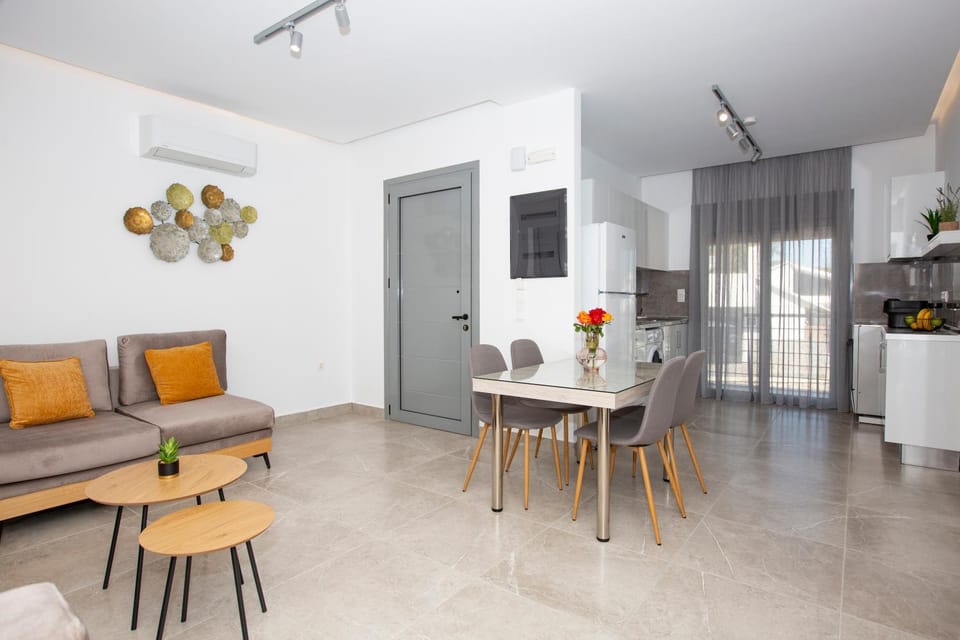 Kitchen or kitchenette, Living room, Seating area, Dining area, fireplace, air conditioner