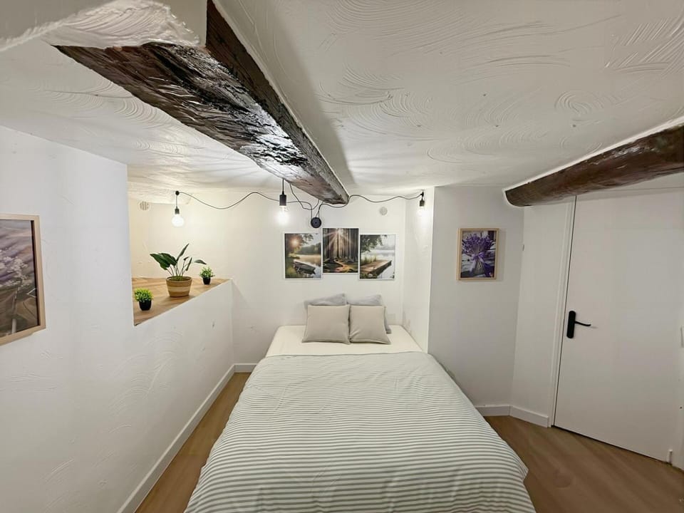 Bed, Photo of the whole room, Decorative detail, Bedroom