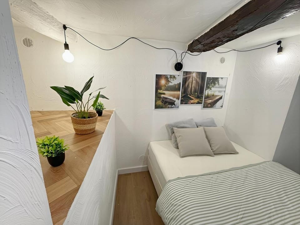 Bed, Photo of the whole room, Bedroom