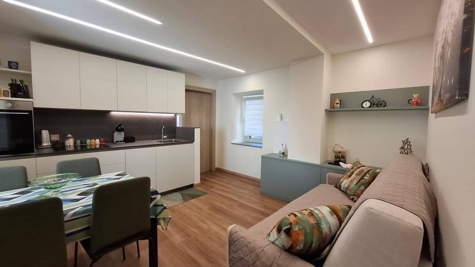 Coffee/tea facilities, Kitchen or kitchenette, Living room, Seating area, Dining area, oven, stove