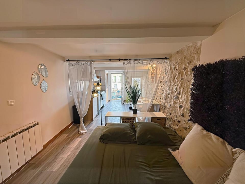 Bed, Dining area, Bedroom, heating