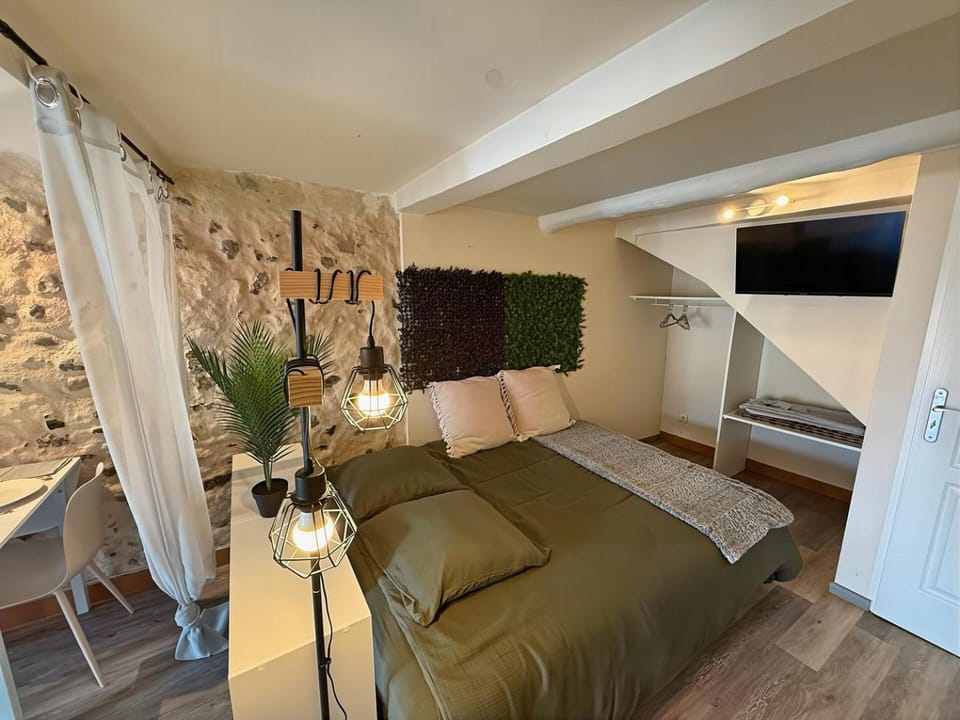 Bed, TV and multimedia, Photo of the whole room, Bedroom