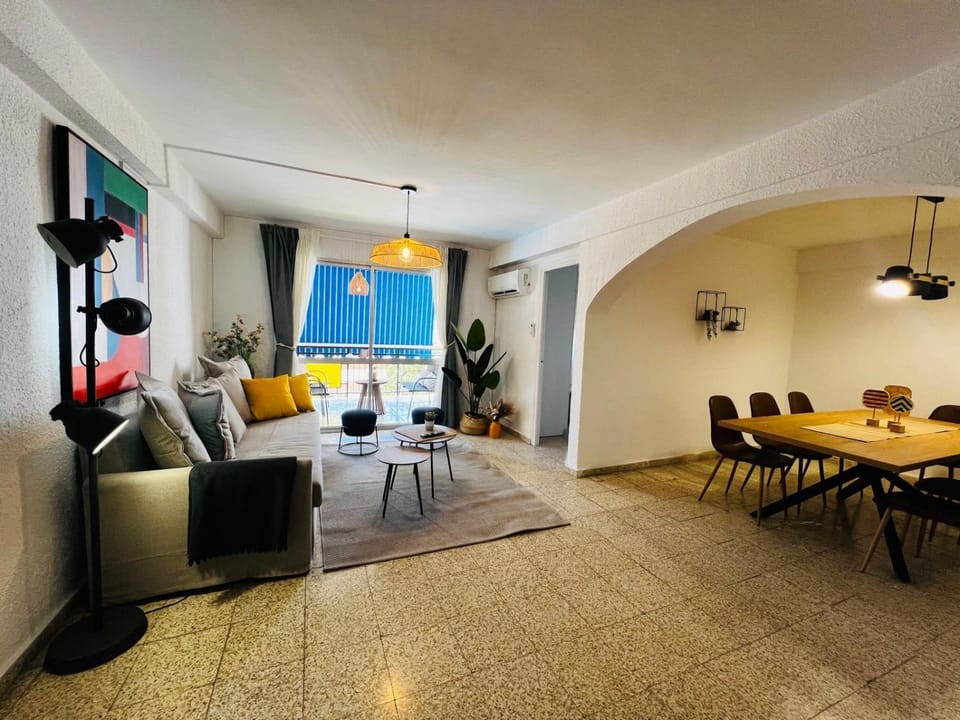 Communal lounge/ TV room, Dining area, air conditioner