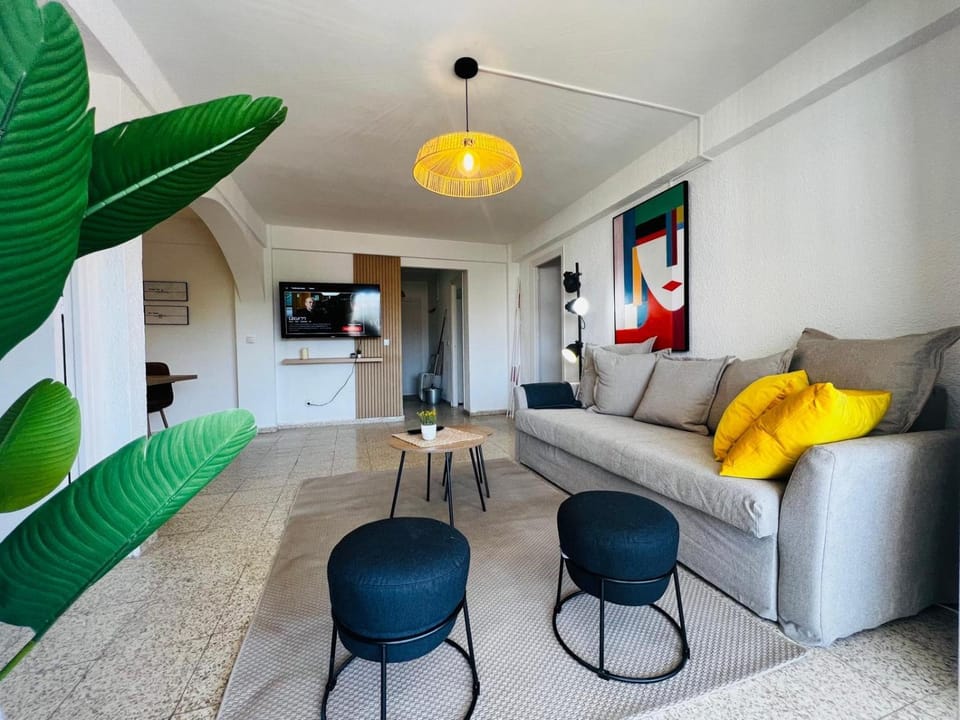 Seating area, Dining area, air conditioner