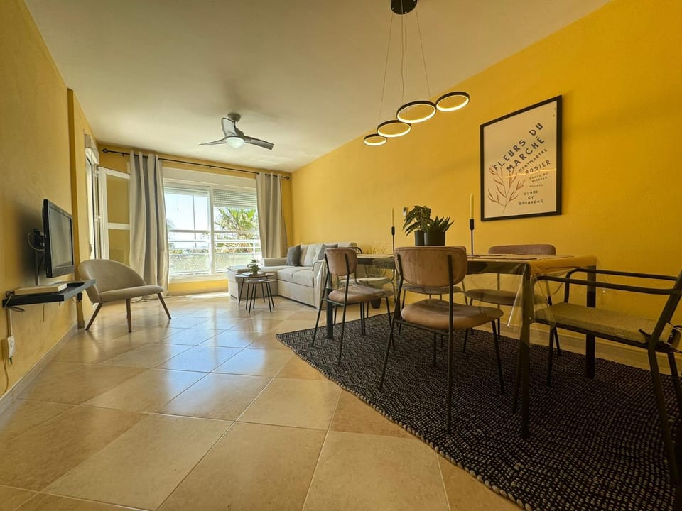 Communal lounge/ TV room, TV and multimedia, Living room, Seating area, Dining area, Evening entertainment