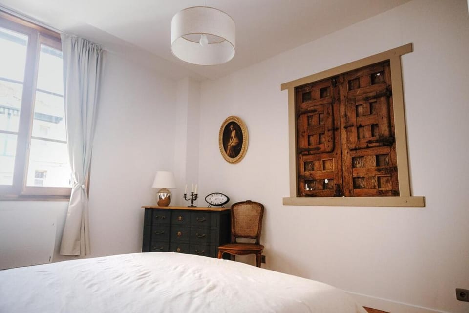 Bed, Photo of the whole room, Decorative detail, Bedroom