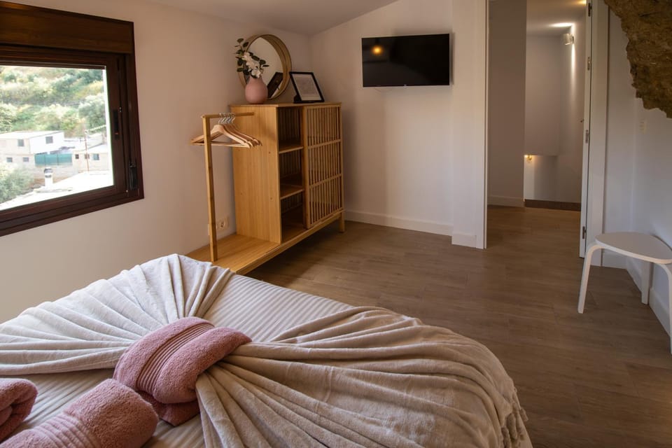 Bed, TV and multimedia, Photo of the whole room, Bedroom