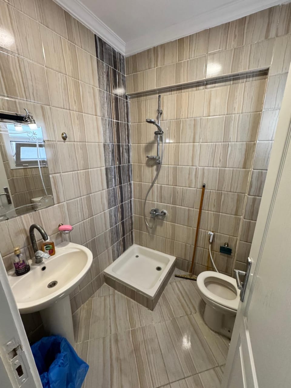Shower, Toilet, Bathroom, Bath, bidet, towels