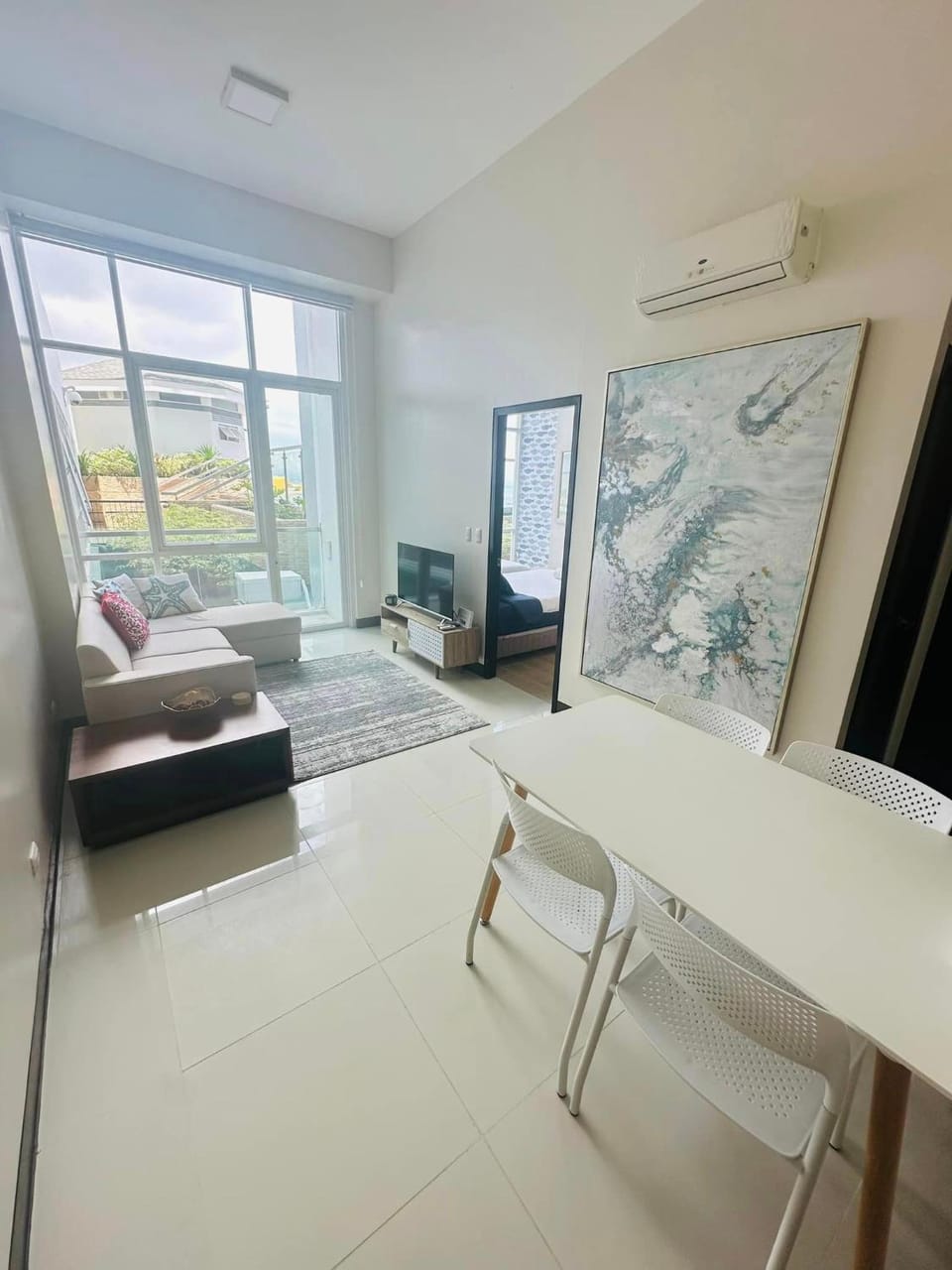 TV and multimedia, Living room, Seating area, Dining area, air conditioner