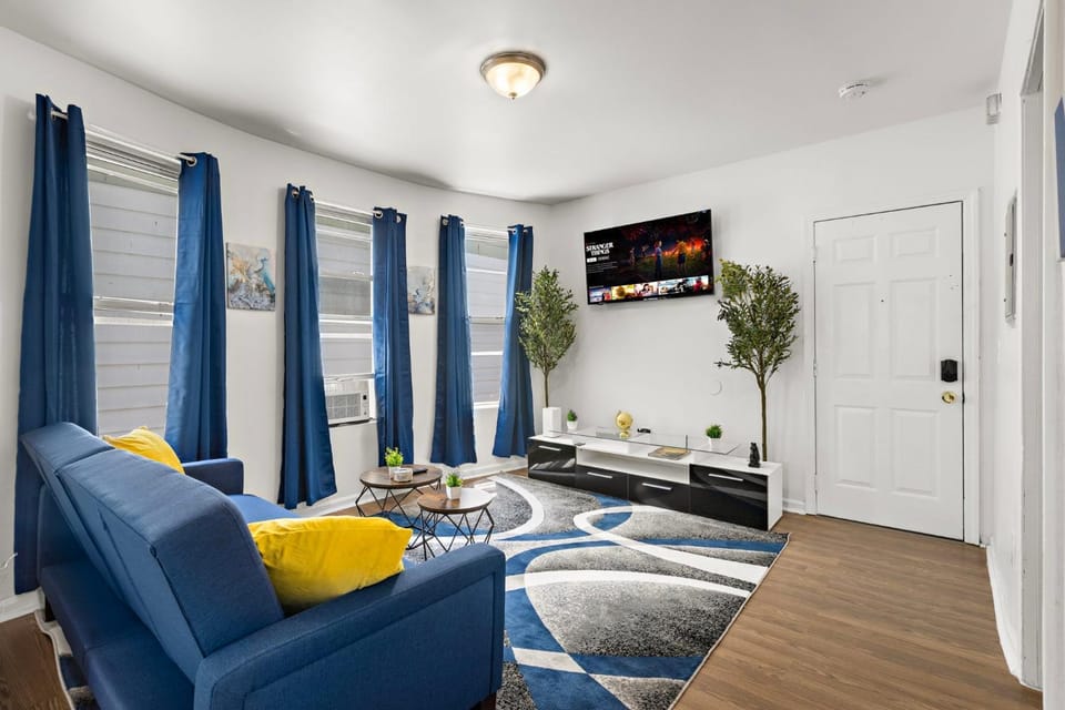 Communal lounge/ TV room, Living room, Seating area, Evening entertainment