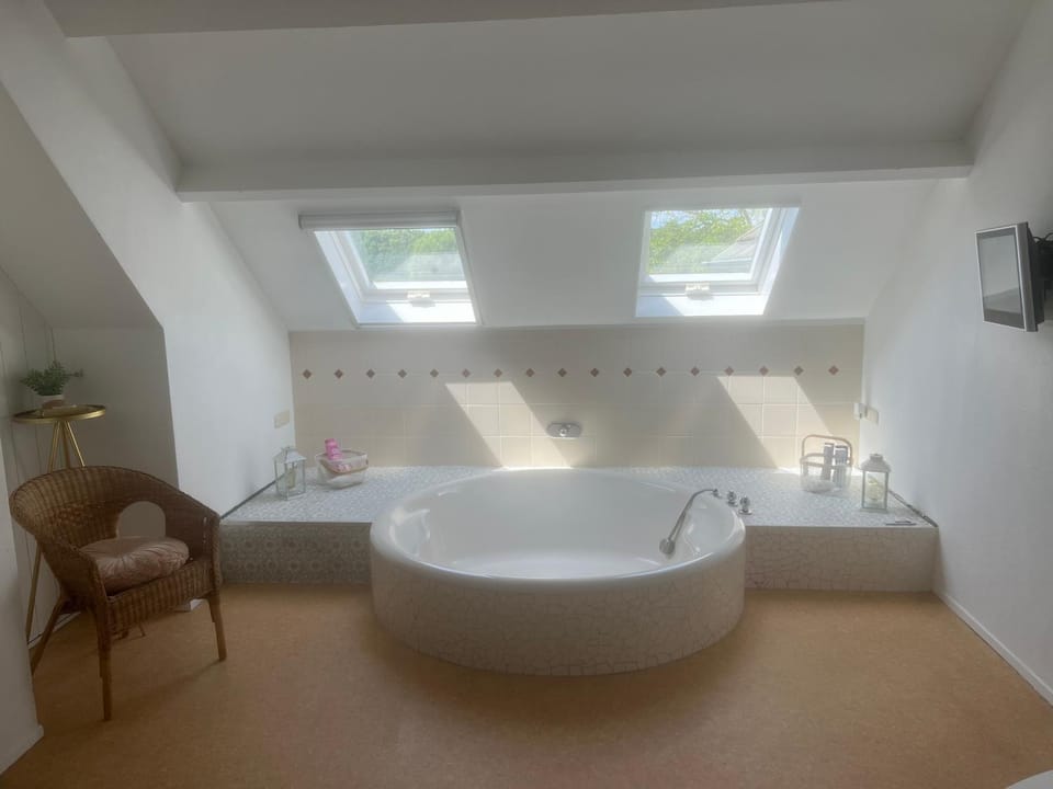 Bathroom, TV and multimedia, Bath, towels