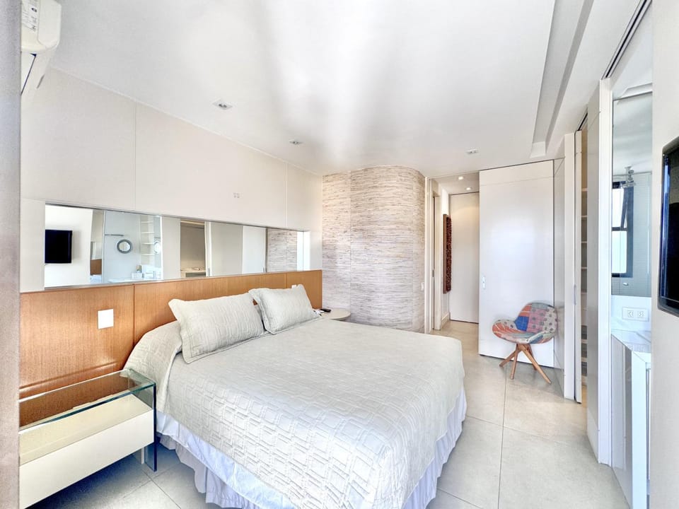 Bed, TV and multimedia, Photo of the whole room, wardrobe