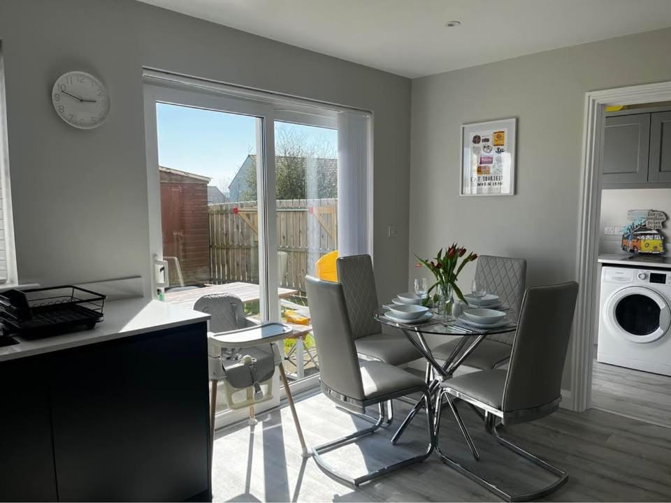 Dining area, kitchen