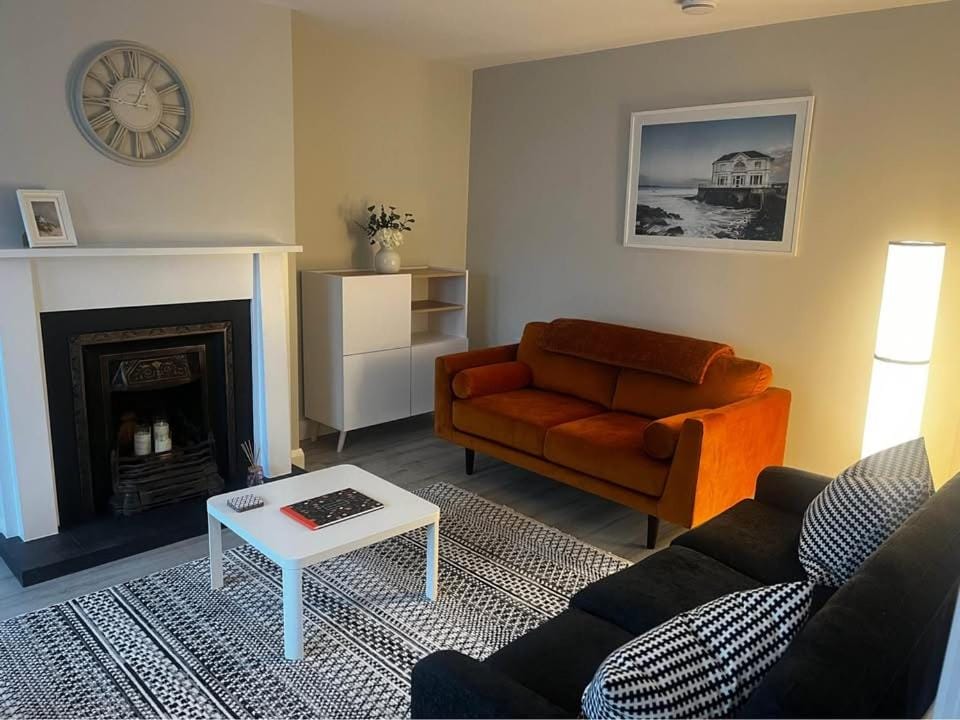 Communal lounge/ TV room, Living room, Seating area