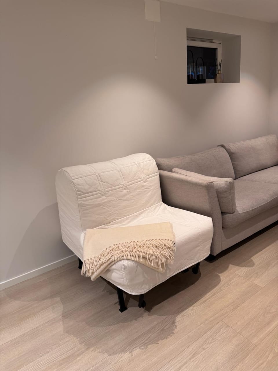 Bed, Seating area