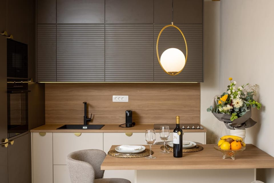 Kitchen or kitchenette, Dining area