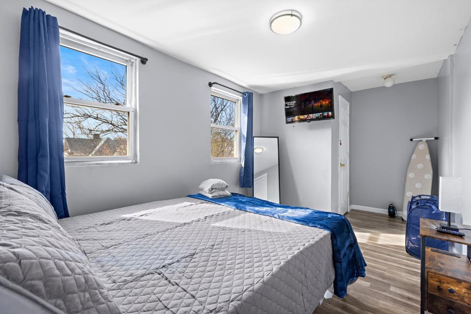 Bed, TV and multimedia, Photo of the whole room, Bedroom