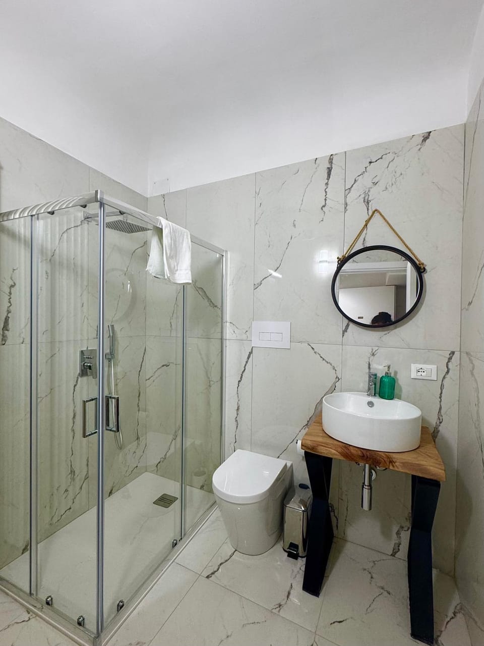 Shower, Toilet, Bathroom, towels