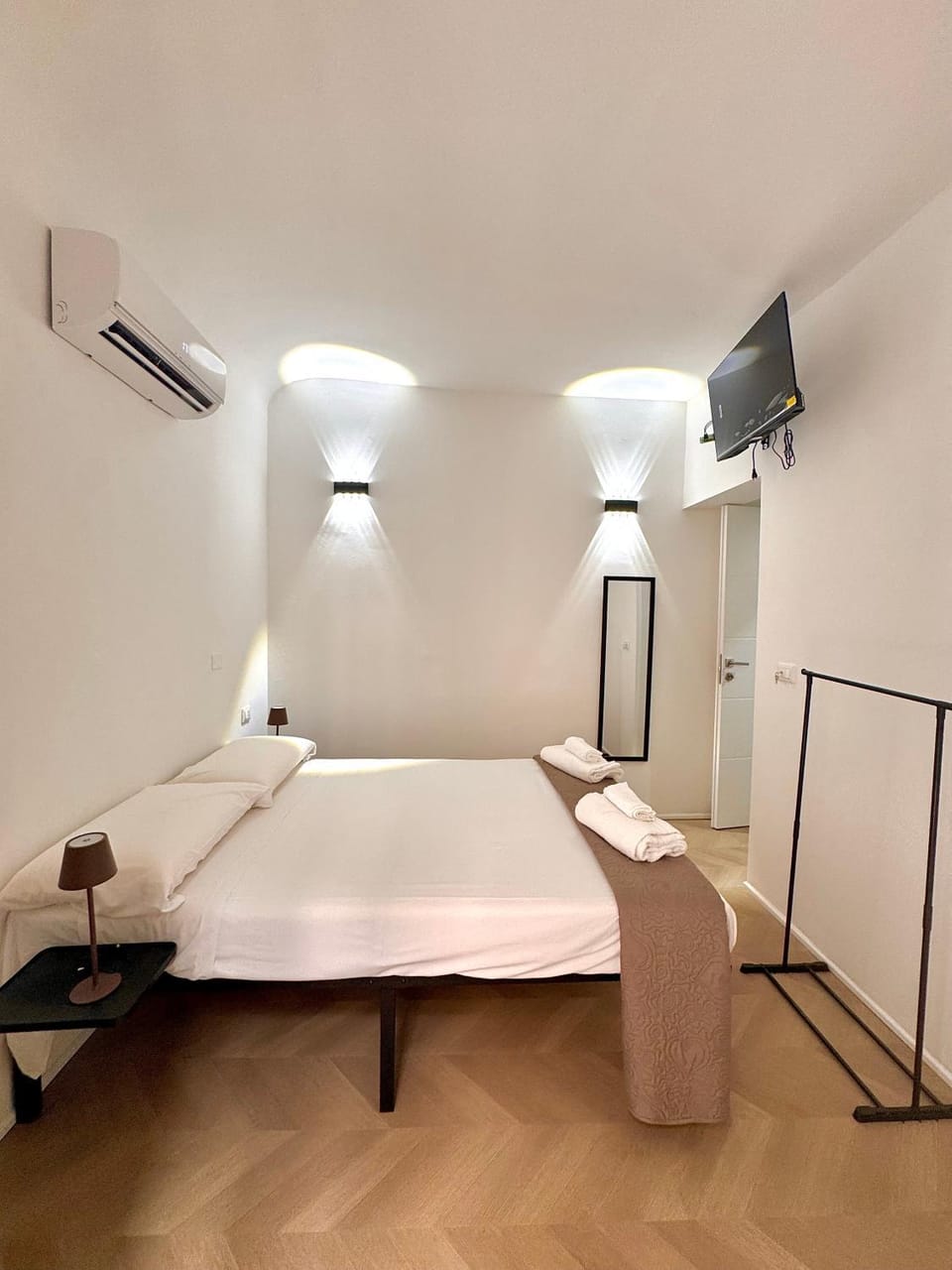 Bed, TV and multimedia, Photo of the whole room, Bedroom, air conditioner