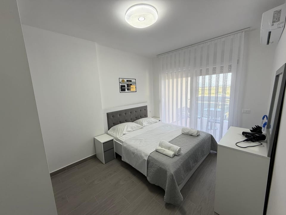 Bed, Bedroom, towels