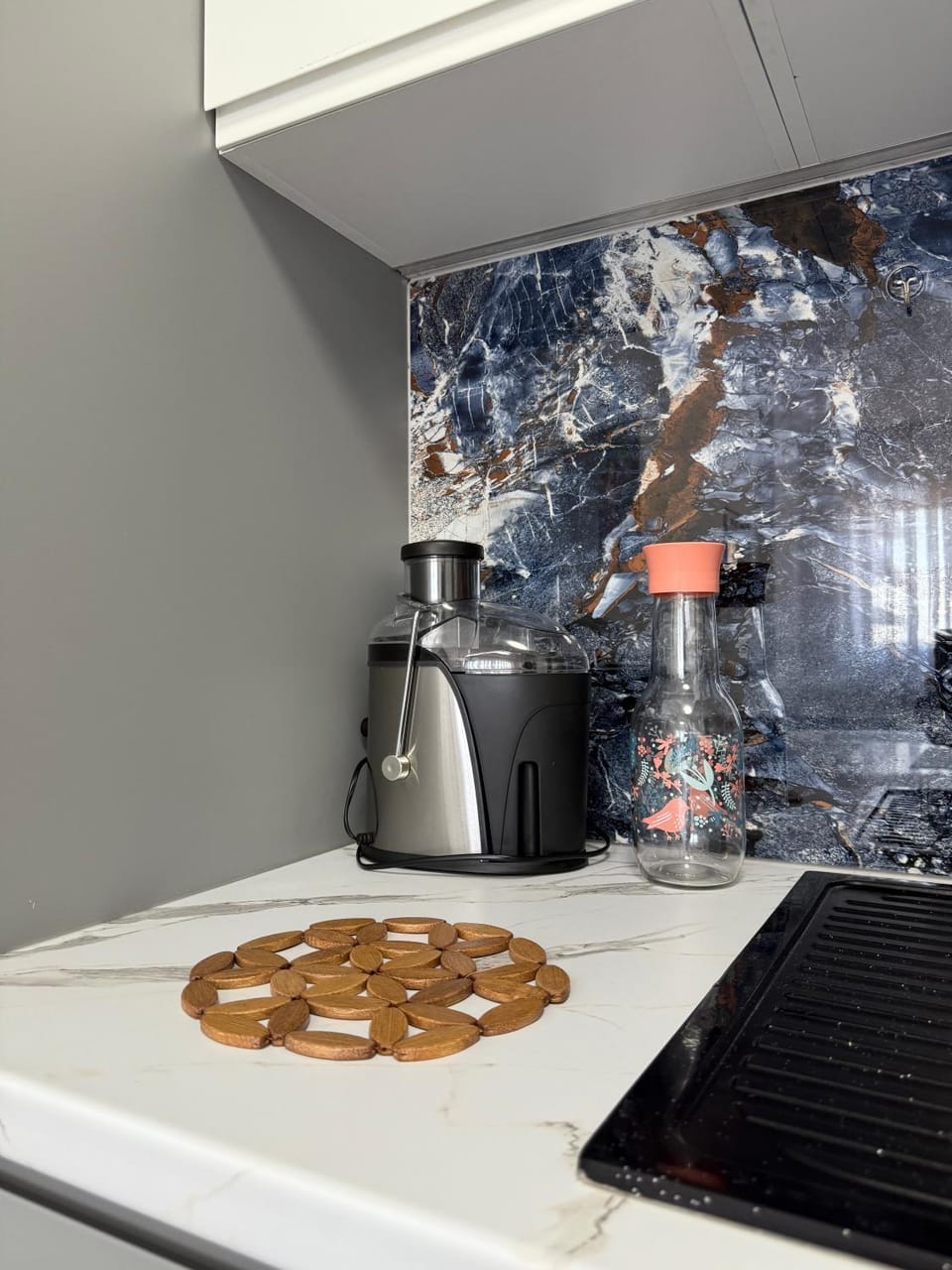 Kitchen or kitchenette, minibar