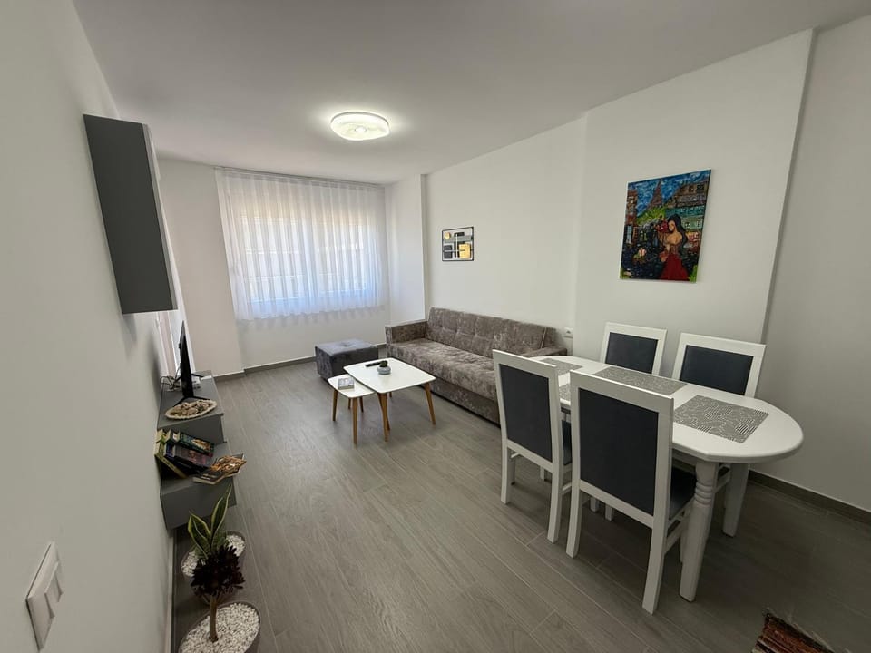 TV and multimedia, Living room, Seating area, Dining area