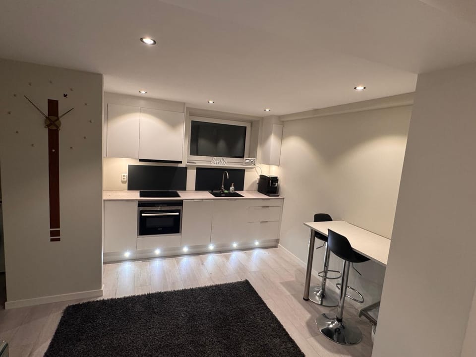 Kitchen or kitchenette, minibar